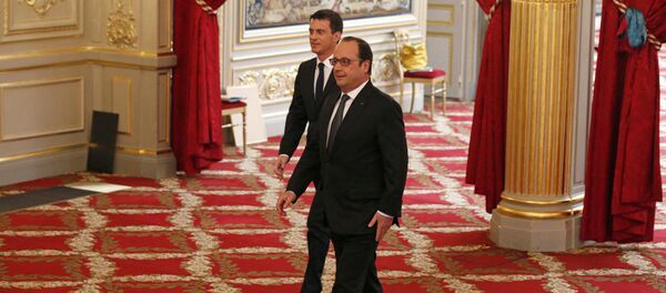 French President Francois Hollande (R) and Prime Minister Manuel Valls arrive for a family picture after the weekly cabinet meeting at the Elysee Palace in Paris, France, February 17, 2016. - Sputnik Afrique