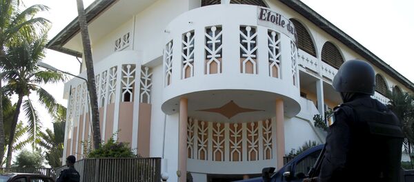 Soldiers stand guard in front of the Etoile du Sud hotel in Bassam, Ivory Coast, March 13, 2016. - Sputnik Afrique