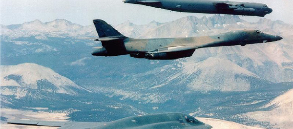 Un B-2 accompagné par un B-1B et un B-52 Un B-2 accompagné par un B-1B et un B-52 - Sputnik Afrique