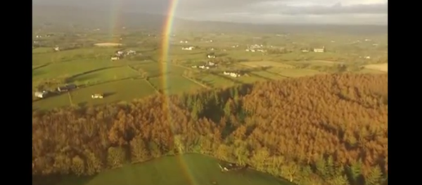 Un drone a filmé une vidéo fascinante d'un arc-en-ciel - Sputnik Afrique