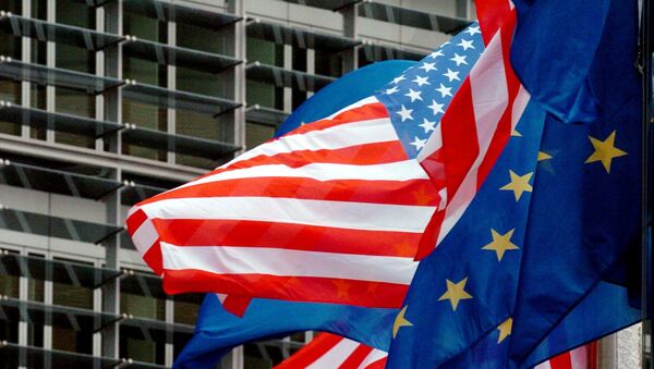 Drapeaux des Etats-Unis et de l'UE devant le siège de la Commission européenne à Bruxelles - Sputnik Afrique