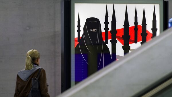 A woman passes by a campaign poster of the far-right Swiss People's Party depicting a woman wearing a burqa against a background of a Swiss flag upon which several minarets resembling missiles on October 26, 2009 at the central station in Zurich. - Sputnik Afrique