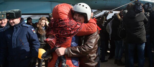 L’accueil des pilotes des forces aérospatiales russes de retour de Syrie L’accueil des pilotes des forces aérospatiales russes de retour de Syrie - Sputnik Afrique