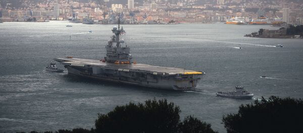 French Charles de Gaulle aicraft carrier returns to the French naval base of Toulon, on March 16, 2016, after a mission against the Islamic State group in Gulf. - Sputnik Afrique