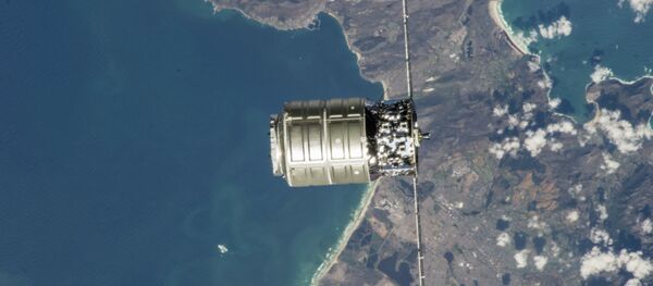 The International Space Station’s robotic arm extends toward the Cygnus spacecraft just prior to docking maneuvers on Sept. 29, 2013. - Sputnik Afrique