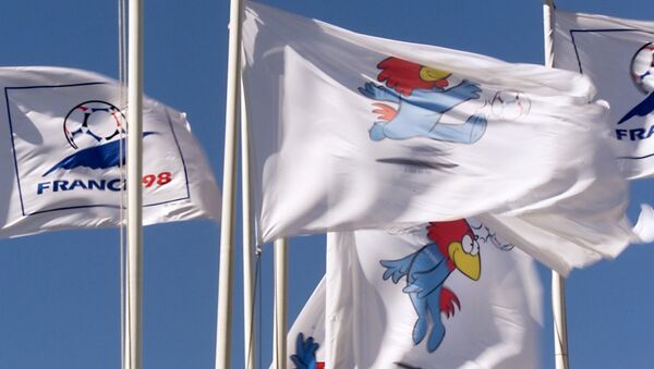 Flags with the France 98 logo and Footix, the mascot of the France 98 World Cup, flutter in strong breeze 12 June at the Velodrome Stadium in Marseille before the 1998 Soccer World Cup Group C first round match between France and South Africa. - Sputnik Afrique