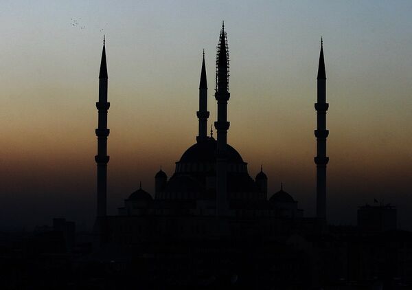 The outline of Ankara's largest mosque, Kocatepe, is seen after the sunset in Ankara, 26 November 2006, three days before the arrival of Pope Benedict XVI for his visit in Turkey. - Sputnik Afrique