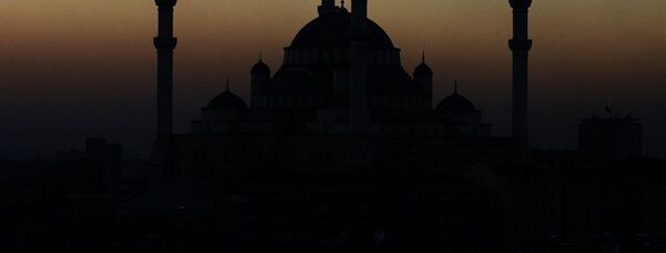 The outline of Ankara's largest mosque, Kocatepe, is seen after the sunset in Ankara, 26 November 2006, three days before the arrival of Pope Benedict XVI for his visit in Turkey. - Sputnik Afrique