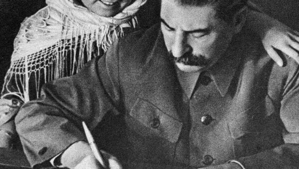 Joseph Staline et une fille - Sputnik Afrique