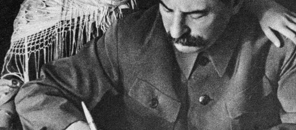 Joseph Staline et une fille - Sputnik Afrique