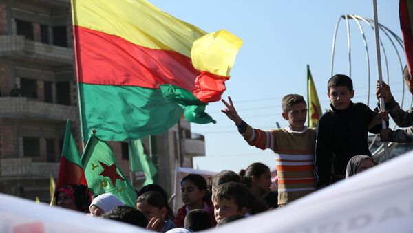 le drapeau du parti kurde PYD - Sputnik Afrique