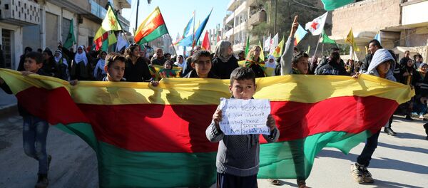 le drapeau du parti kurde PYD - Sputnik Afrique