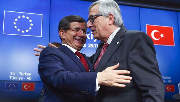 Le président de la Commission européenne Jean-Claude Juncker et le premier ministre turc Ahmet Davutoglu - Sputnik Afrique