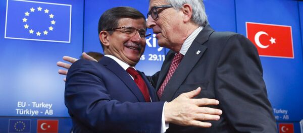 Le président de la Commission européenne Jean-Claude Juncker et le premier ministre turc Ahmet Davutoglu Le président de la Commission européenne Jean-Claude Juncker et le premier ministre turc Ahmet Davutoglu - Sputnik Afrique