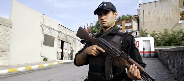 Turkish police stands guard outside of Bilgi University in Istanbul, Turkey (File) - Sputnik Afrique