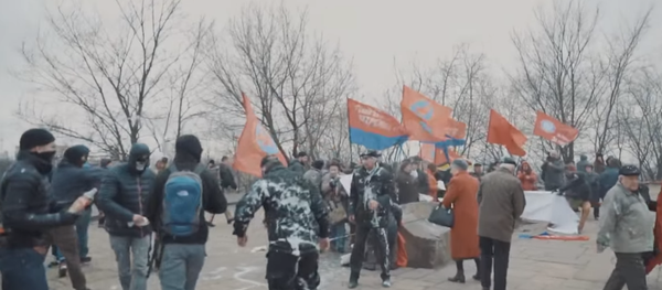 Les militants du Corps civil Azov dispersent une manifestation à Kiev - Sputnik Afrique