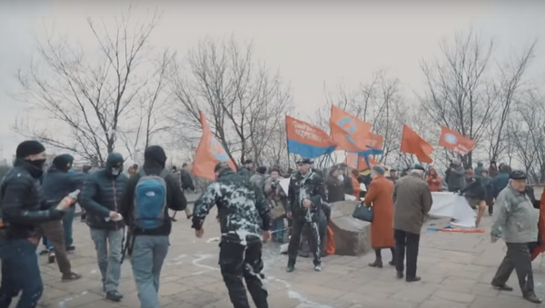 Les militants du Corps civil Azov dispersent une manifestation à Kiev - Sputnik Afrique