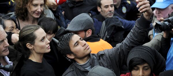 Un réfugié prend un selfie avec Angelina Jolie en Grèce - Sputnik Afrique