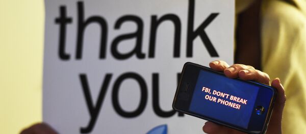 Protesters demonstrate outside an Apple Store as they object to the US Government's attempt to put a backdoor to hack into the Apple iPhone, in Los Angeles, California on February 23, 2016. Protesters demonstrate outside an Apple Store as they object to the US Government's attempt to put a backdoor to hack into the Apple iPhone, in Los Angeles, California on February 23, 2016. - Sputnik Afrique