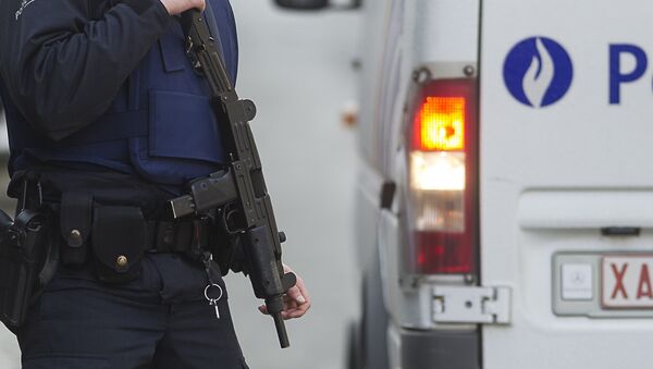 Armed police secure an area in Brussels Tuesday March 15, 2016, after police launched an anti-terror raid linked to last year's Paris attacks in a Brussels neighborhood and three police officers were slightly injured when shots were fired, officials said. - Sputnik Afrique