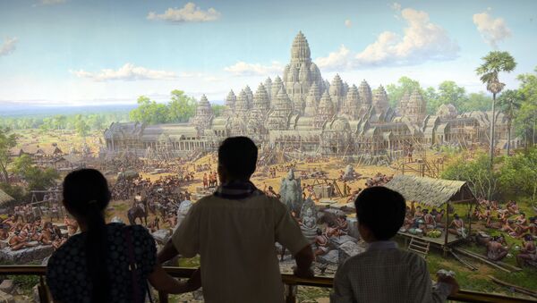 This photo taken on February 16, 2016 shows Cambodian people looking at a painting at the Angkor Panorama Museum in Siem Reap province. - Sputnik Afrique