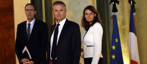 Nicolas Dupont-Aignan (C), et les membres de son équipe, Anne Boissel et Olivier Clodong. Archive photo - Sputnik Afrique