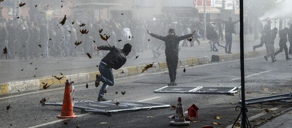 Affrontements entre les Kurdes et la police turque à Diarbakir Affrontements entre les Kurdes et la police turque à Diarbakir - Sputnik Afrique