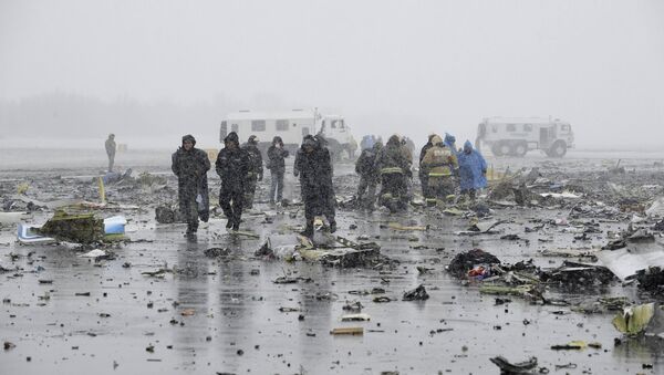 Investigators, members of Russia's Emergencies Ministry and other services work at the crash site of a Boeing 737-800 operated by Dubai-based budget carrier Flydubai, at the airport of Rostov-On-Don, Russia, March 19, 2016. - Sputnik Afrique