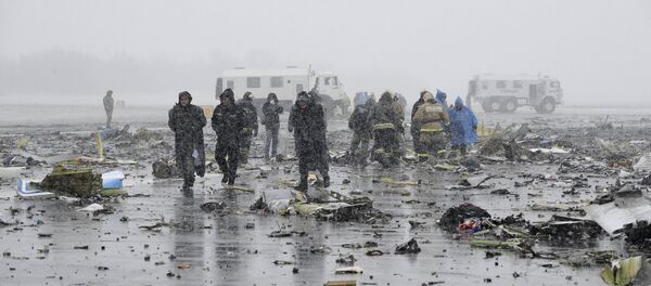 Investigators, members of Russia's Emergencies Ministry and other services work at the crash site of a Boeing 737-800 operated by Dubai-based budget carrier Flydubai, at the airport of Rostov-On-Don, Russia, March 19, 2016. - Sputnik Afrique