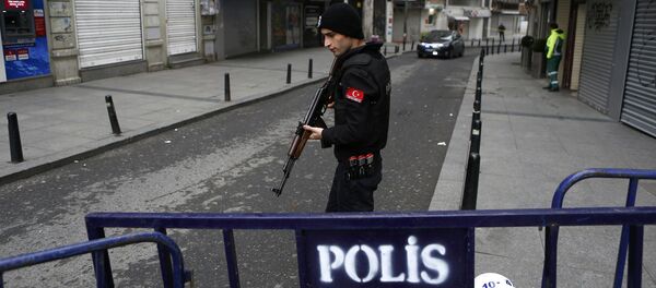 A police officer secures the area following a suicide bombing in a major shopping and tourist district in central Istanbul March 19, 2016. - Sputnik Afrique