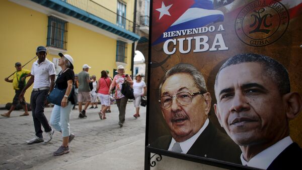 Tourists pass by images of U.S. President Barack Obama and Cuban President Raul Castro in a banner that reads Welcome to Cuba at the entrance of a restaurant in downtown Havana, March 17, 2016. - Sputnik Afrique