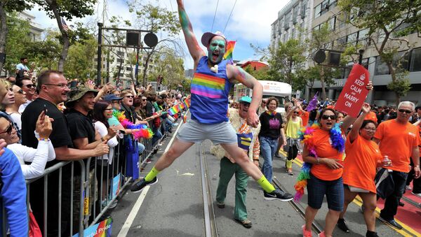 Benj Curtis jumps for joy during the annual Gay Pride Parade in San Francisco, California on June 28, 2015, two days after the US Supreme Court's landmark ruling legalizing same-sex marriage nationwide - Sputnik Afrique