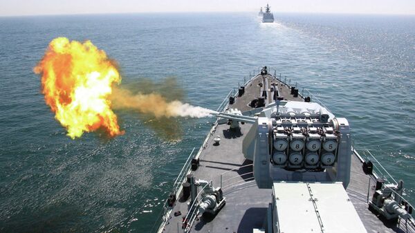 Une photo publié par l'agence de presse chinois Xinhua le 26 avril 2012 montrant le destroyer lance-missiles DDG-112 Harbin de la marine chinoise tire un obus lors de l'exercice naval conjoint sino-russe dans la mer Jaune - Sputnik Afrique