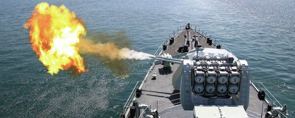 Une photo publié par l'agence de presse chinois Xinhua le 26 avril 2012 montrant le destroyer lance-missiles DDG-112 Harbin de la marine chinoise tire un obus lors de l'exercice naval conjoint sino-russe dans la mer Jaune Une photo publié par l'agence de presse chinois Xinhua le 26 avril 2012 montrant le destroyer lance-missiles DDG-112 Harbin de la marine chinoise tire un obus lors de l'exercice naval conjoint sino-russe dans la mer Jaune - Sputnik Afrique