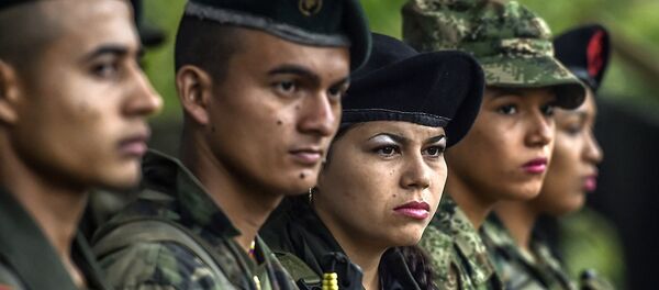 Manuela (C) and other members of the Revolutionary Armed Forces of Colombia (FARC) stand firm during a ceremony at a camp in the Colombian mountains on February 18, 2016. Manuela (C) and other members of the Revolutionary Armed Forces of Colombia (FARC) stand firm during a ceremony at a camp in the Colombian mountains on February 18, 2016. - Sputnik Afrique