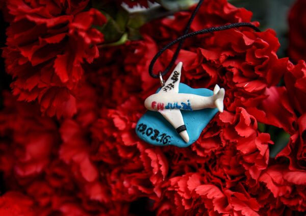 Des fleurs et des bougies en hommage aux victimes du crash de Rostov Des fleurs et des bougies en hommage aux victimes du crash de Rostov - Sputnik Afrique