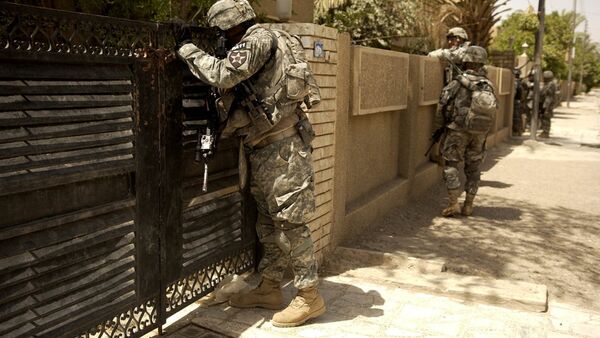 Les soldats américains regardent dans la cour d'une maison. Irak - Sputnik Afrique