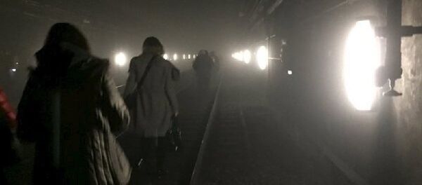 Passengers walk on underground metro tracks to be evacuated after an explosion at Maelbeek train station in Brussels, Belgium, March 22, 2016, in this handout courtesy of @OSOSXE via twitter - Sputnik Afrique