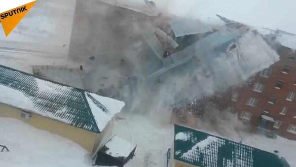 Dans une petite ville russe, le vent a emporté le toit d'un immeuble. - Sputnik Afrique