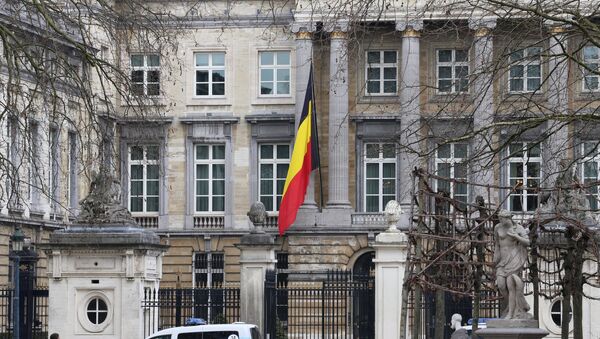 The Belgian flag flies at half-mast at the Palais de la Nation near the Wetstraat (Rue de la Loi) which was evacuated after an explosion at the Maalbeek subway station in Brussels on March 22, 2016. - Sputnik Afrique