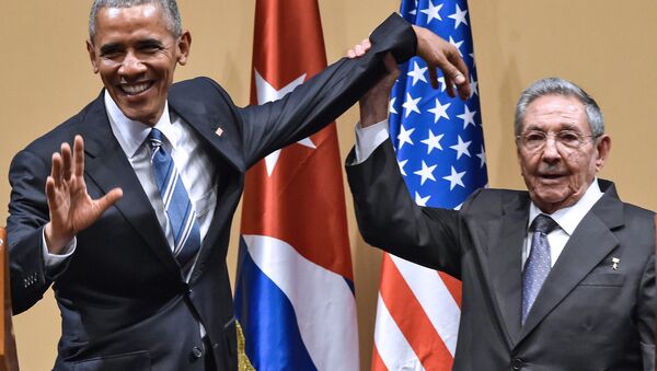 Pas de ça entre nous: Raul Castro repousse la tape sur l’épaule d’Obama - Sputnik Afrique