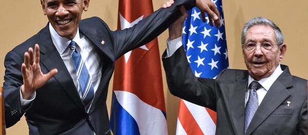Pas de ça entre nous: Raul Castro repousse la tape sur l’épaule d’Obama - Sputnik Afrique