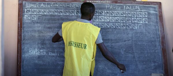 Un fonctionnaire de la Commission électorale nationale (CENA) Un fonctionnaire de la Commission électorale nationale (CENA) - Sputnik Afrique