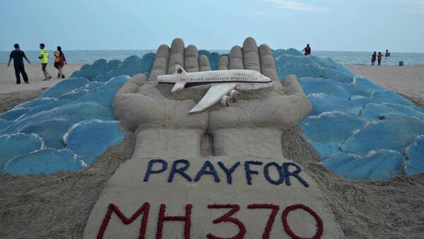 Sand sculpture made by Indian sand artist Sudersan Pattnaik with a message of prayers for the missing Malaysian Airlines flight MH370 - Sputnik Afrique
