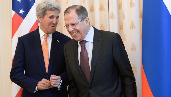 Quand Kerry et Lavrov se rencontrent, c’est pour parler sérieux. Mais les deux ministres des affaires étrangères savent aussi dédramatiser. - Sputnik Afrique