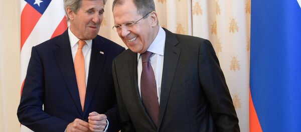 Quand Kerry et Lavrov se rencontrent, c’est pour parler sérieux. Mais les deux ministres des affaires étrangères savent aussi dédramatiser. - Sputnik Afrique