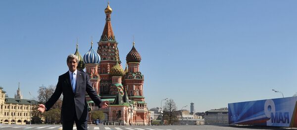 US Secretary of State John Kerry gestures in front of the St.Basil's cathedral during a walk at the Red Square in Moscow on May 7, 2013. - Sputnik Afrique