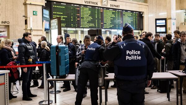 Police search passenger bags at the Central Station in Brussels on Wednesday, March 23, 2016 - Sputnik Afrique