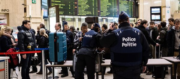 Police search passenger bags at the Central Station in Brussels on Wednesday, March 23, 2016 - Sputnik Afrique
