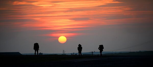 As the sun sets three members of Kilo Company cross Bodmin Moor - Sputnik Afrique
